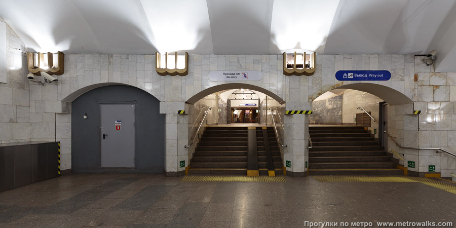 Станция Площадь Александра Невского (Правобережная линия, Санкт-Петербург). Переходный коридор к эскалаторам.
