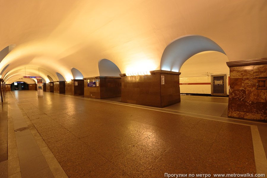 Станция Площадь Ленина (Кировско-Выборгская линия, Санкт-Петербург). Вид по диагонали. Станция освещалась оранжевым натриевым светом с 2006 до 2020 года.
