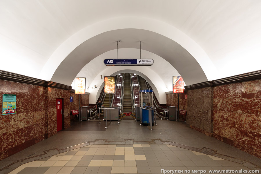 Станция Площадь Ленина (Кировско-Выборгская линия, Санкт-Петербург). Выход в город, эскалаторы начинаются прямо с уровня платформы. Южный выход — основной, он ведёт к Финляндскому вокзалу и, собственно, к площади Ленина.
