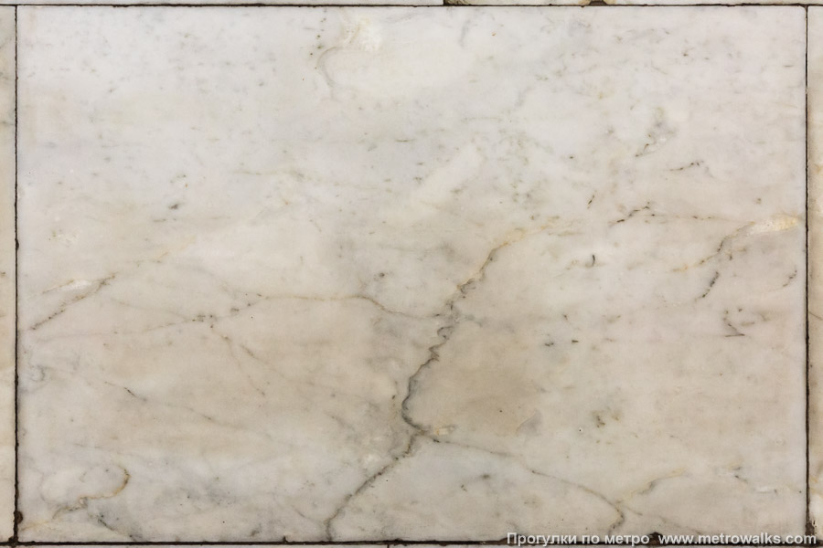 Станция Площадь Ленина (Кировско-Выборгская линия, Санкт-Петербург). Стены боковых залов со стороны платформ облицованы белым мрамором.