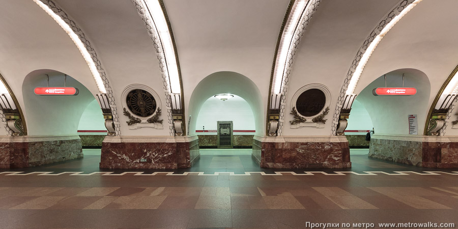 Станция Площадь Восстания (Кировско-Выборгская линия, Санкт-Петербург). Поперечный вид, проходы между пилонами из центрального зала на платформу.