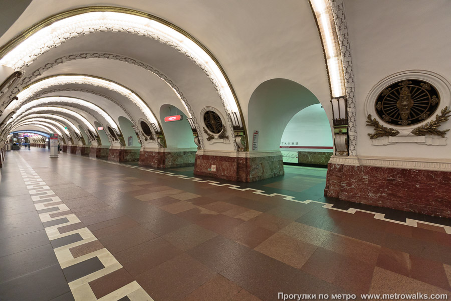 Станция Площадь Восстания (Кировско-Выборгская линия, Санкт-Петербург). Вид по диагонали.