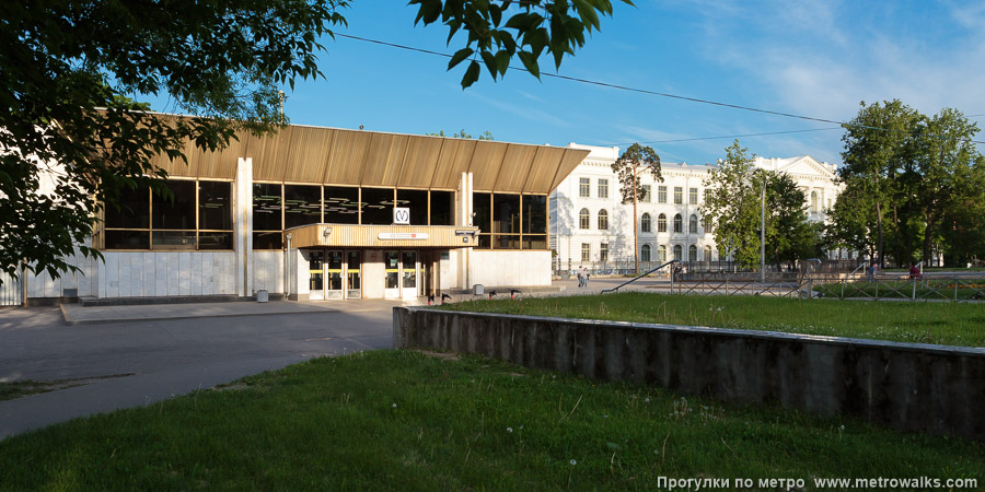 Станция Политехническая (Кировско-Выборгская линия, Санкт-Петербург). Общий вид окрестностей станции. На заднем плане — главное здание Политехнического университета.