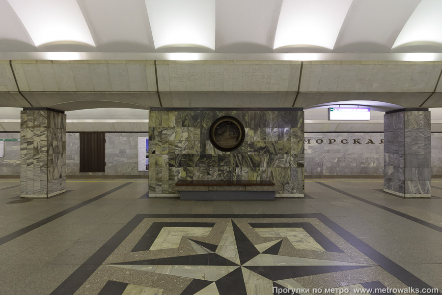 Станция Приморская (Невско-Василеостровская линия, Санкт-Петербург). Центральный зал, вид поперёк — стеновые вставки между колоннами.