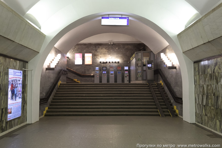 Станция Приморская (Невско-Василеостровская линия, Санкт-Петербург). Выход в город, лестница из центрального зала станции в переходный коридор к эскалаторам.