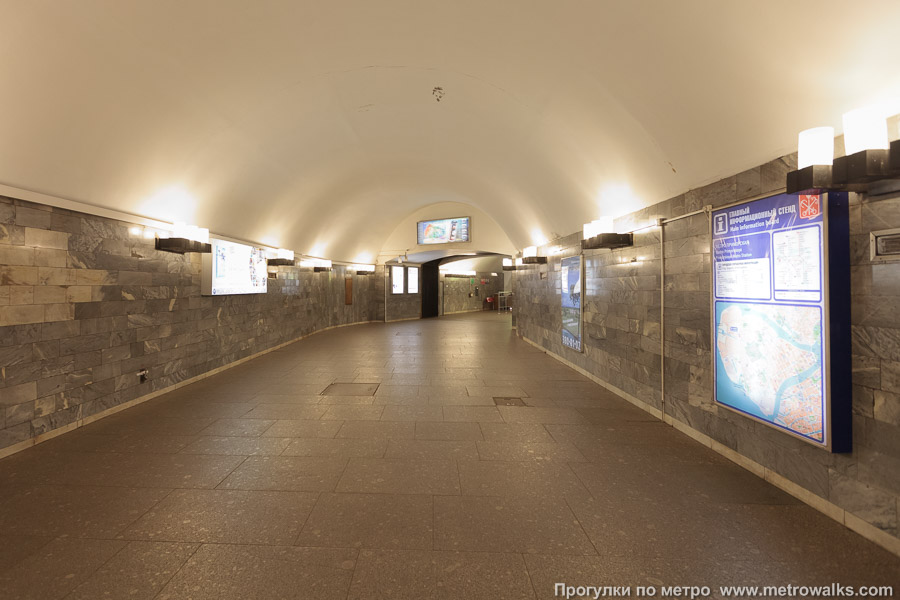 Станция Приморская (Невско-Василеостровская линия, Санкт-Петербург). Переходный коридор к эскалаторам.