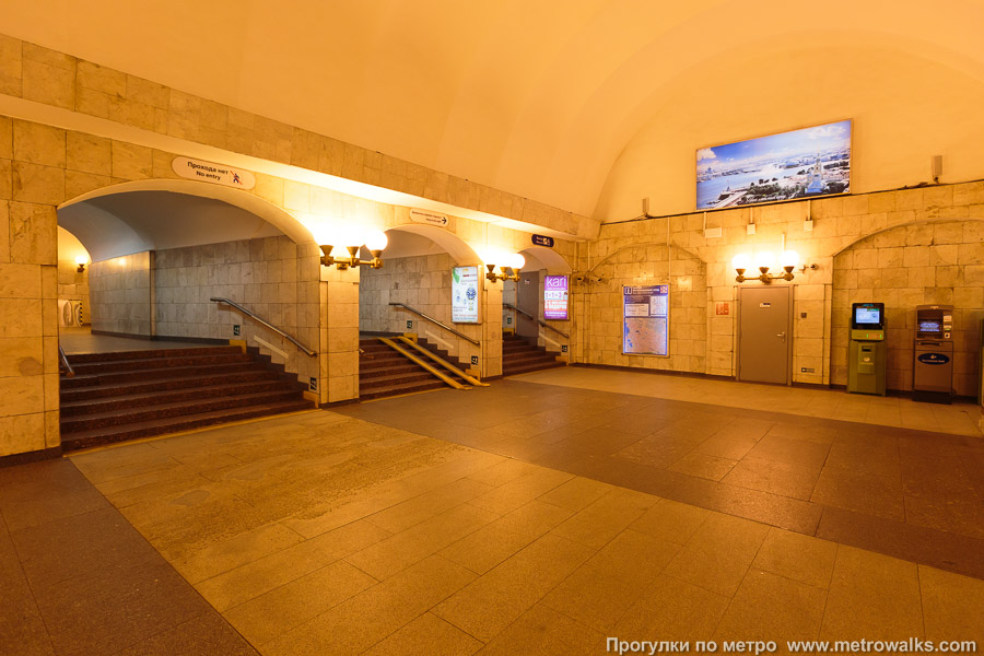 Станция Проспект Просвещения (Московско-Петроградская линия, Санкт-Петербург). Выход в город, лестница из центрального зала станции в переходный коридор к эскалаторам. Второй пролёт.