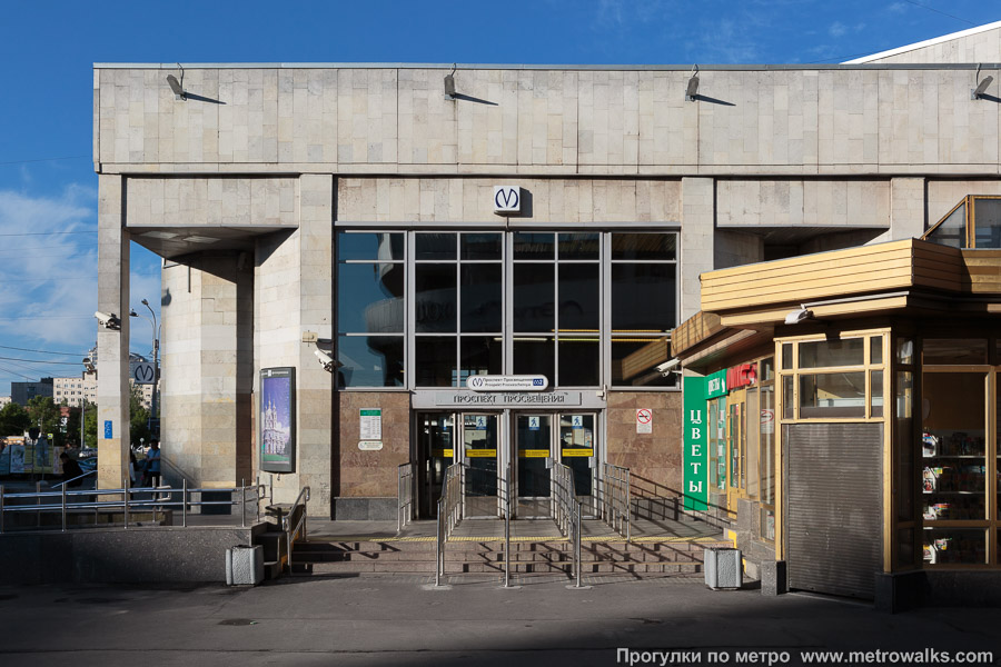 Станция Проспект Просвещения (Московско-Петроградская линия, Санкт-Петербург). Вход в наземный вестибюль крупным планом.