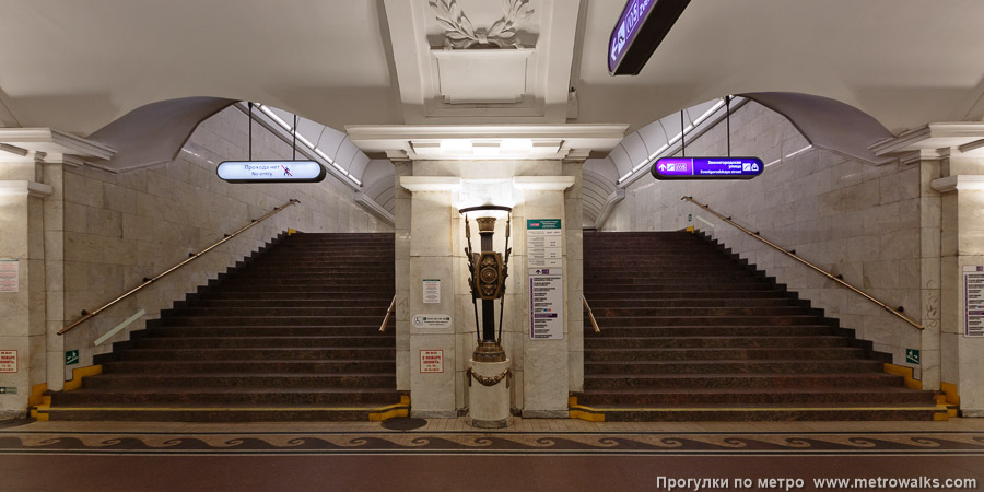 Станция Пушкинская (Кировско-Выборгская линия, Санкт-Петербург). В центре зала — переход на станцию Звенигородскую Фрунзенско-Приморской линии