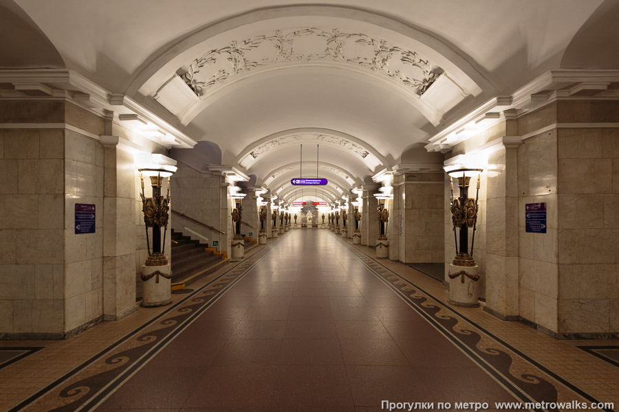 Станция Пушкинская (Кировско-Выборгская линия, Санкт-Петербург). Центральный зал станции, вид вдоль от входа в сторону глухого торца.