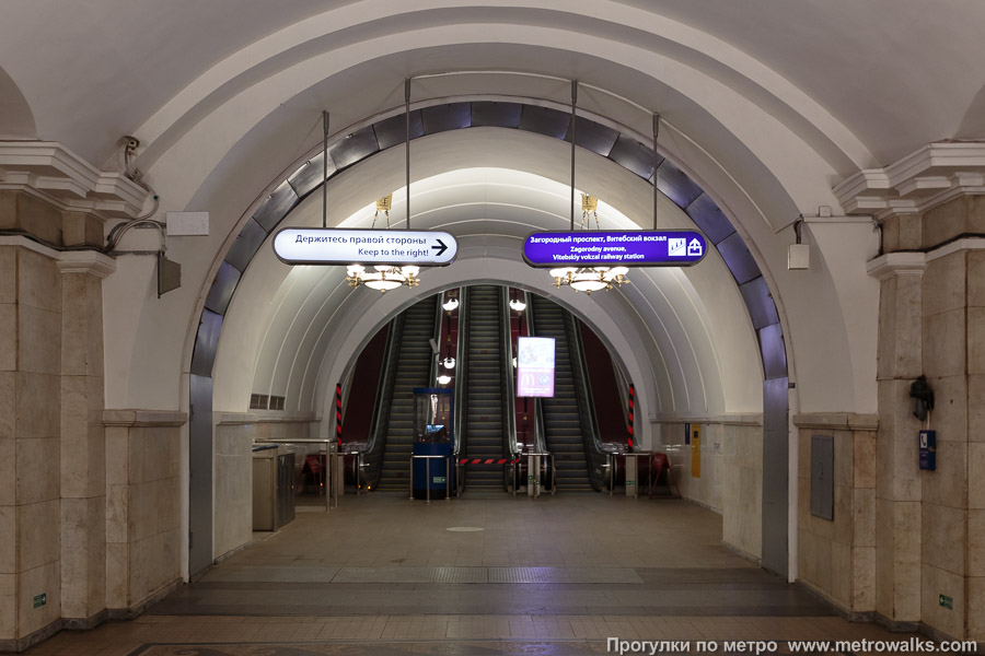 Станция Пушкинская (Кировско-Выборгская линия, Санкт-Петербург). Выход в город, эскалаторы начинаются прямо с уровня платформы.
