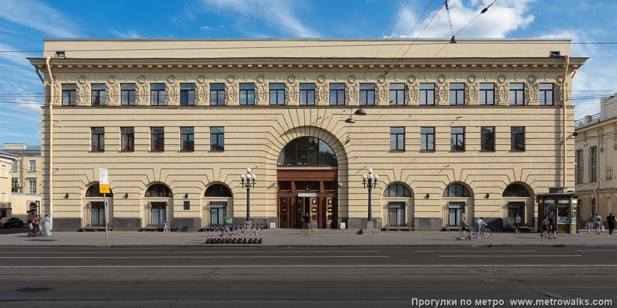 Станция Пушкинская (Кировско-Выборгская линия, Санкт-Петербург). Наземный вестибюль станции. Со стороны Загородного проспекта — выход.