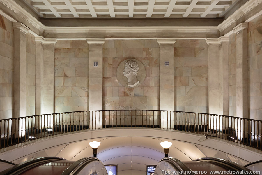 Станция Пушкинская (Кировско-Выборгская линия, Санкт-Петербург). Декоративное оформление стены над спуском.