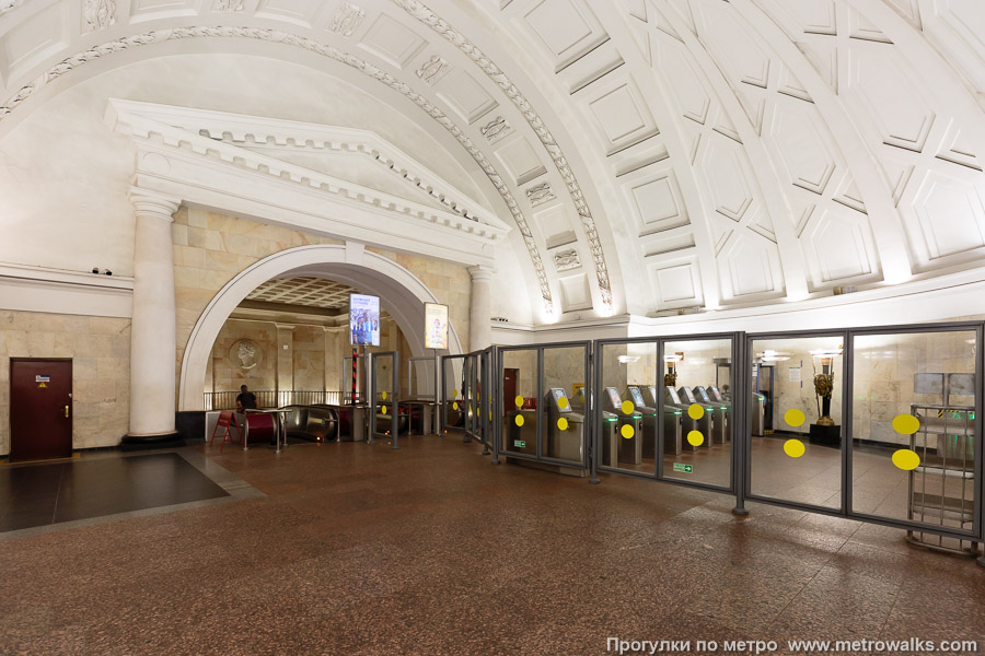 Станция Пушкинская (Кировско-Выборгская линия, Санкт-Петербург). Эскалаторный зал вестибюля. Вид со стороны выхода.