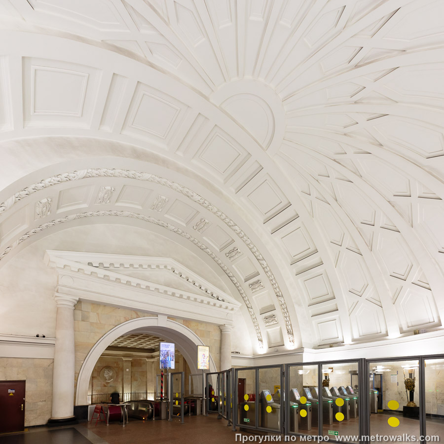 Станция Пушкинская (Кировско-Выборгская линия, Санкт-Петербург). Эскалаторный зал вестибюля. Взгляд наверх.