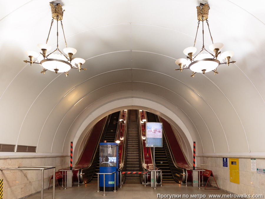 Станция Пушкинская (Кировско-Выборгская линия, Санкт-Петербург). У эскалаторов.