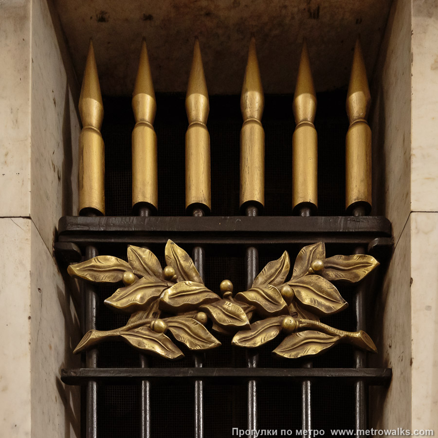 Станция Пушкинская (Кировско-Выборгская линия, Санкт-Петербург). Верхняя часть декоративного оформления пилона: пики и лавровые ветви.