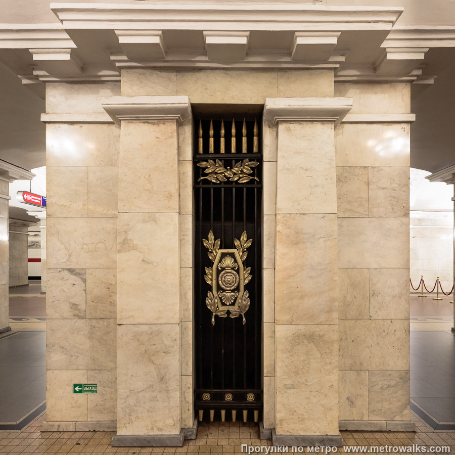 Станция Пушкинская (Кировско-Выборгская линия, Санкт-Петербург). Декоративная вентиляционная решётка в пилоне со стороны платформы.