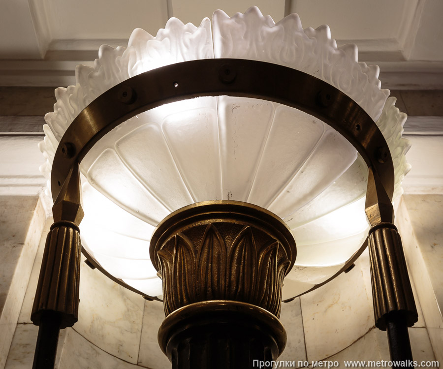 Станция Пушкинская (Кировско-Выборгская линия, Санкт-Петербург). Светильник крупным планом.