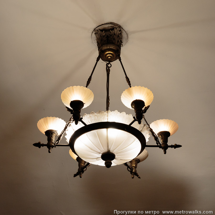 Станция Пушкинская (Кировско-Выборгская линия, Санкт-Петербург). Светильник в боковом зале станции крупным планом.