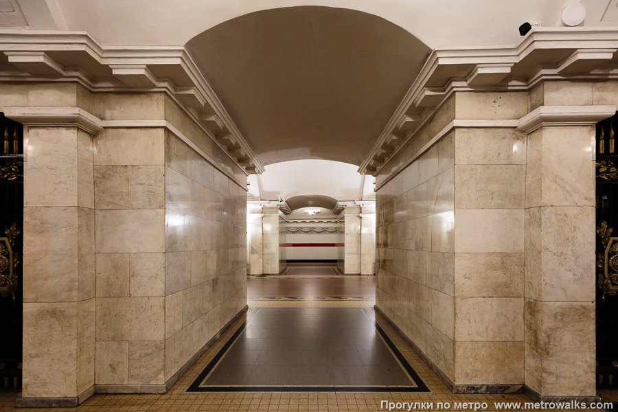 Станция Пушкинская (Кировско-Выборгская линия, Санкт-Петербург). Сквозной вид с края платформы через два прохода между пилонами.