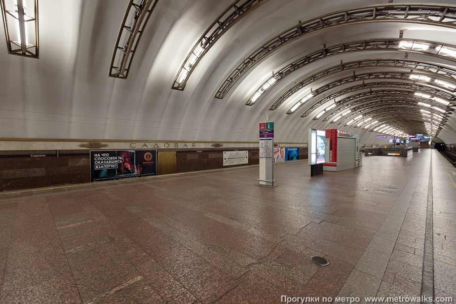 Станция Садовая (Фрунзенско-Приморская линия, Санкт-Петербург). Вид по диагонали.