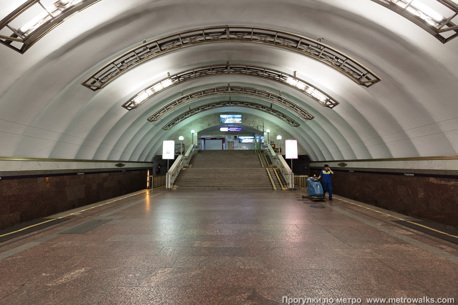 Станция Садовая (Фрунзенско-Приморская линия, Санкт-Петербург). Выход в город, лестница из центрального зала станции в переходный коридор к эскалаторам.