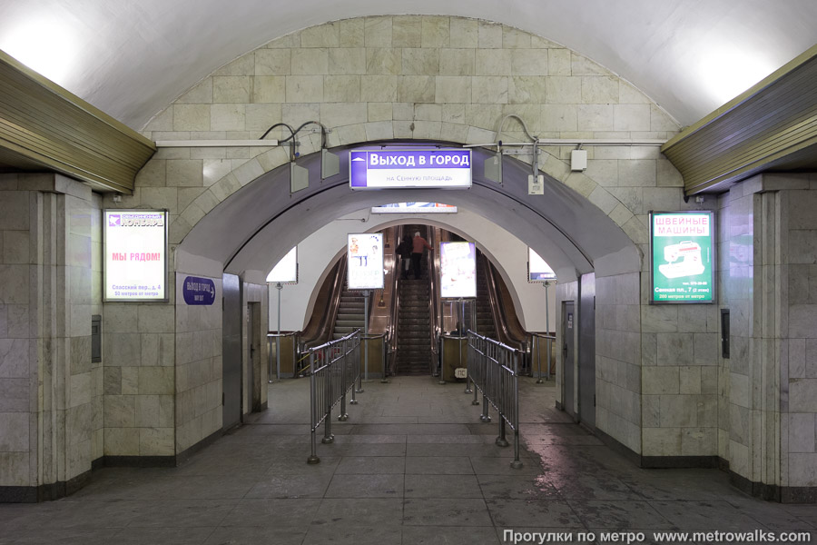 Станция Сенная площадь (Московско-Петроградская линия, Санкт-Петербург). Выход в город, эскалаторы начинаются прямо с уровня платформы.
