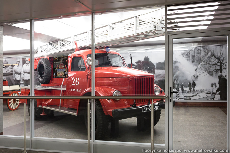 Станция Проспект Славы (Фрунзенско-Приморская линия, Санкт-Петербург). В подземном переходе даже расположилась выставка исторических пожарных машин.