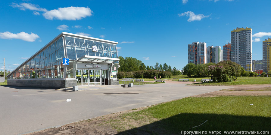 Станция Проспект Славы (Фрунзенско-Приморская линия, Санкт-Петербург). Южный вход на станцию на Бухарестской улице рядом с парком Героев-пожарных.