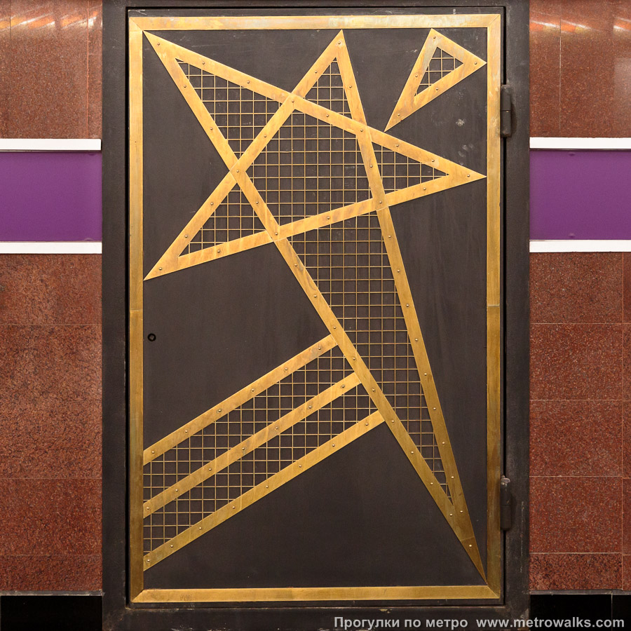 Станция Проспект Славы (Фрунзенско-Приморская линия, Санкт-Петербург). Декоративная технологическая дверь в стене.