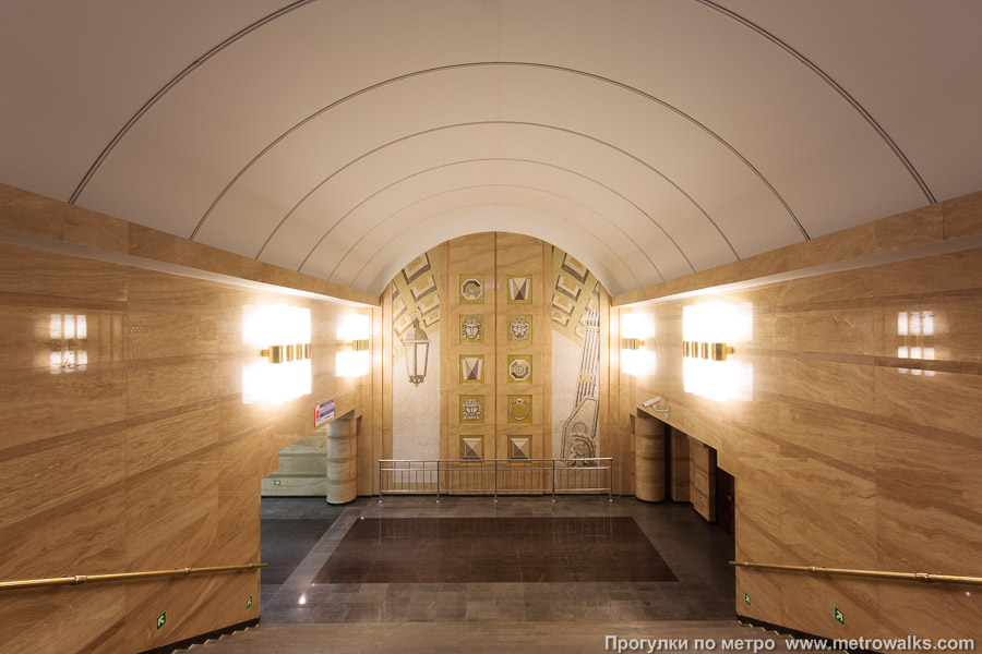 Станция Спасская (Правобережная линия, Санкт-Петербург). Вид на станцию с лестницы перехода. Историческая фотография с двойными светильниками.