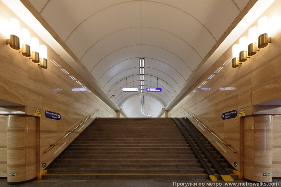 Станция Спасская (Правобережная линия, Санкт-Петербург). Выход в город, лестница из центрального зала станции в переходный коридор к эскалаторам. Выход находится посередине станции, а не в конце, как обычно.