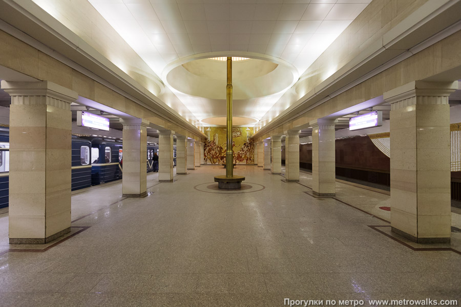 Станция Спортивная (Фрунзенско-Приморская линия, Санкт-Петербург). Продольный вид центрального зала. Нижний зал станции, северо-восточная часть.