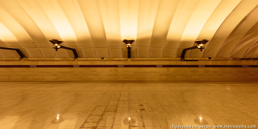 Станция Спортивная (Фрунзенско-Приморская линия, Санкт-Петербург). Поперечный вид. В дальней, пустующей части станции, где не были устроены проёмы между этажами.