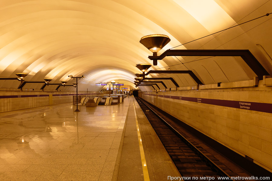Станция Спортивная (Фрунзенско-Приморская линия, Санкт-Петербург). Край платформы, общий вид.