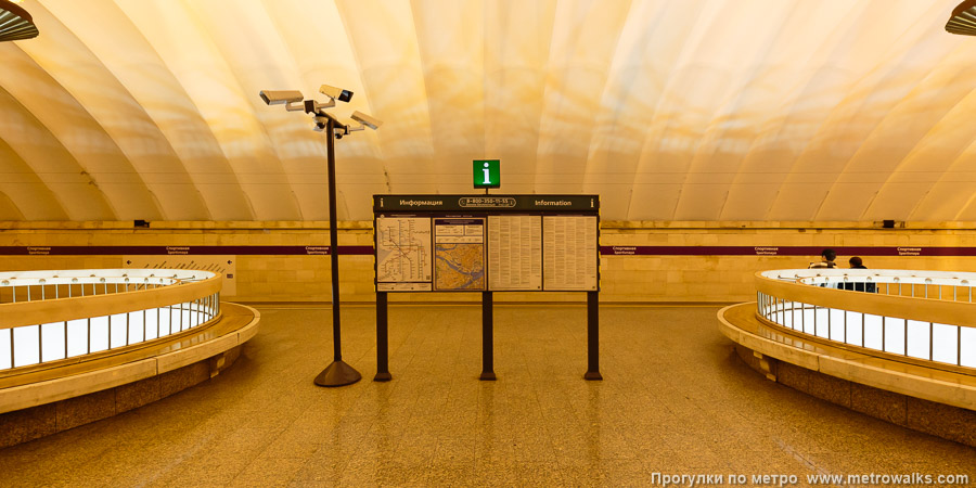 Станция Спортивная (Фрунзенско-Приморская линия, Санкт-Петербург). Поперечный вид. В центральной части станции между проёмами вниз.