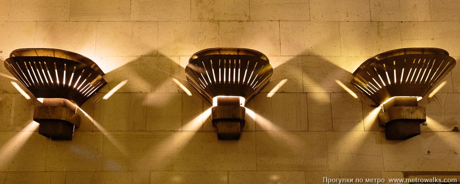 Станция Спортивная (Фрунзенско-Приморская линия, Санкт-Петербург). Светильник у выхода крупным планом.