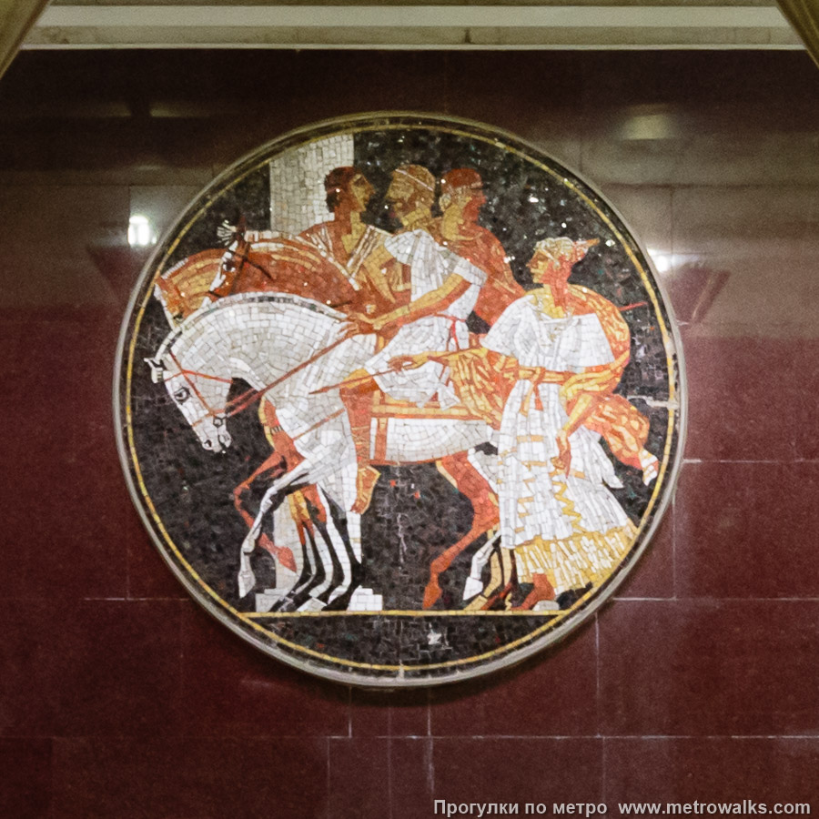 Станция Спортивная (Фрунзенско-Приморская линия, Санкт-Петербург). Медальон № 3 слева от выхода — скачки.