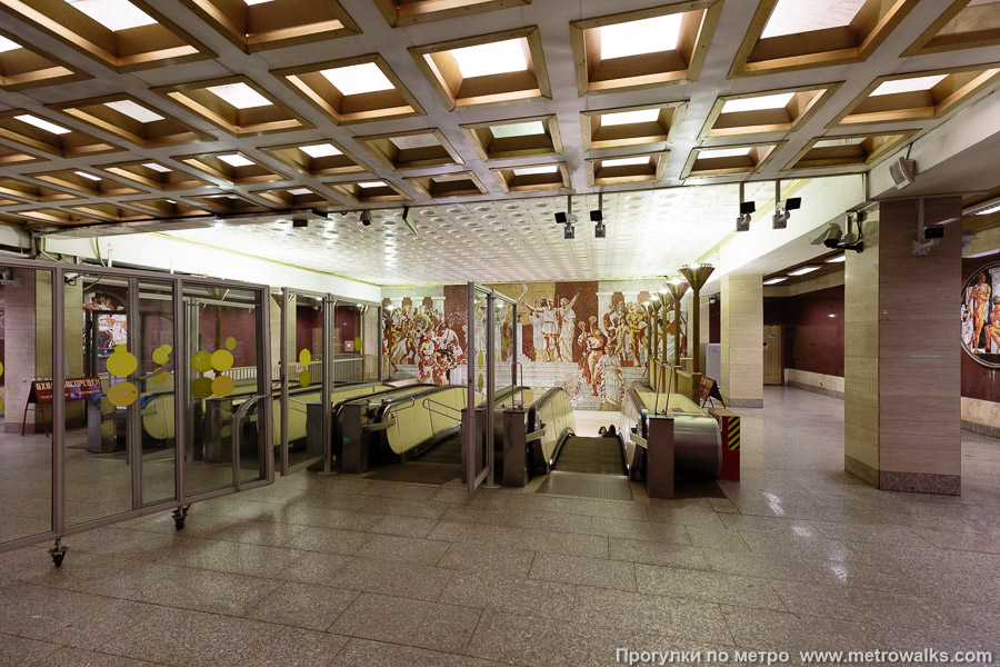 Станция Спортивная (Фрунзенско-Приморская линия, Санкт-Петербург). Внутри вестибюля станции, общий вид.