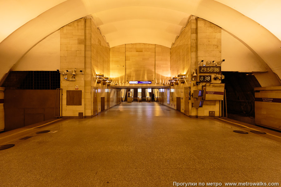 Станция Спортивная (Фрунзенско-Приморская линия, Санкт-Петербург). Часть станции около выхода в город.