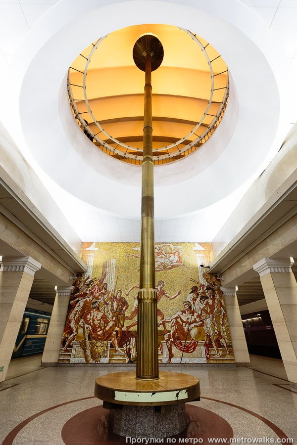 Станция Спортивная (Фрунзенско-Приморская линия, Санкт-Петербург). Взгляд наверх. Проём с нижнего яруса станции на верхний.