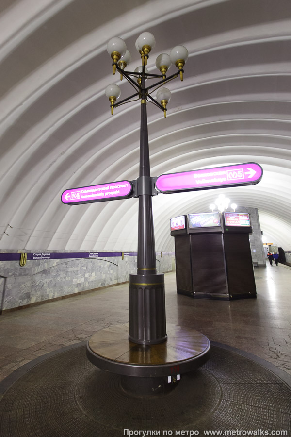 Станция Старая Деревня (Фрунзенско-Приморская линия, Санкт-Петербург). Светильник крупным планом.