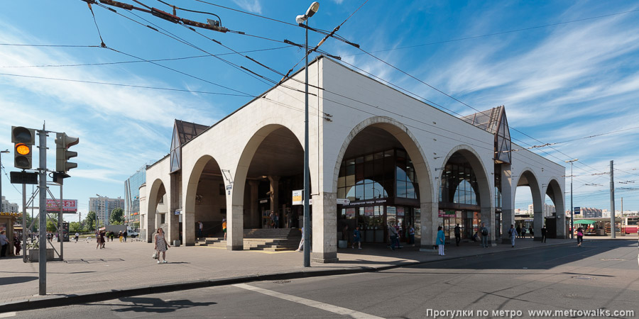 Станция Старая Деревня (Фрунзенско-Приморская линия, Санкт-Петербург). Вход в наземный вестибюль крупным планом.