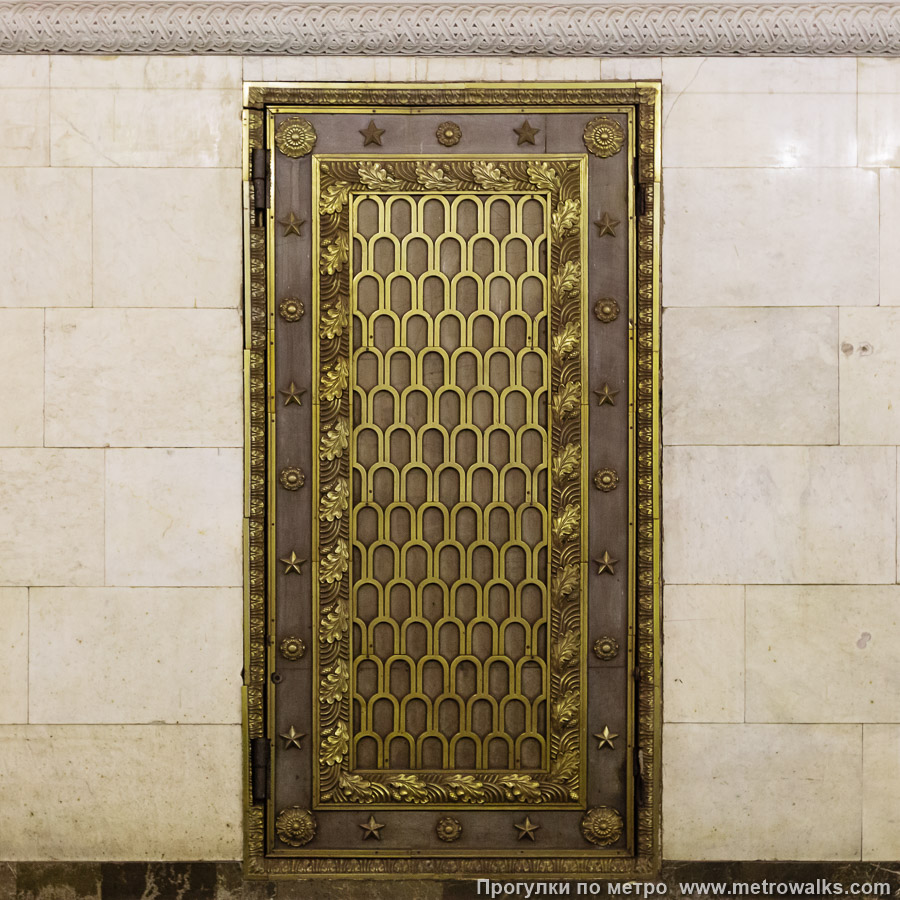 Станция Технологический институт (Кировско-Выборгская линия, Санкт-Петербург). Декоративная технологическая дверь в стене.