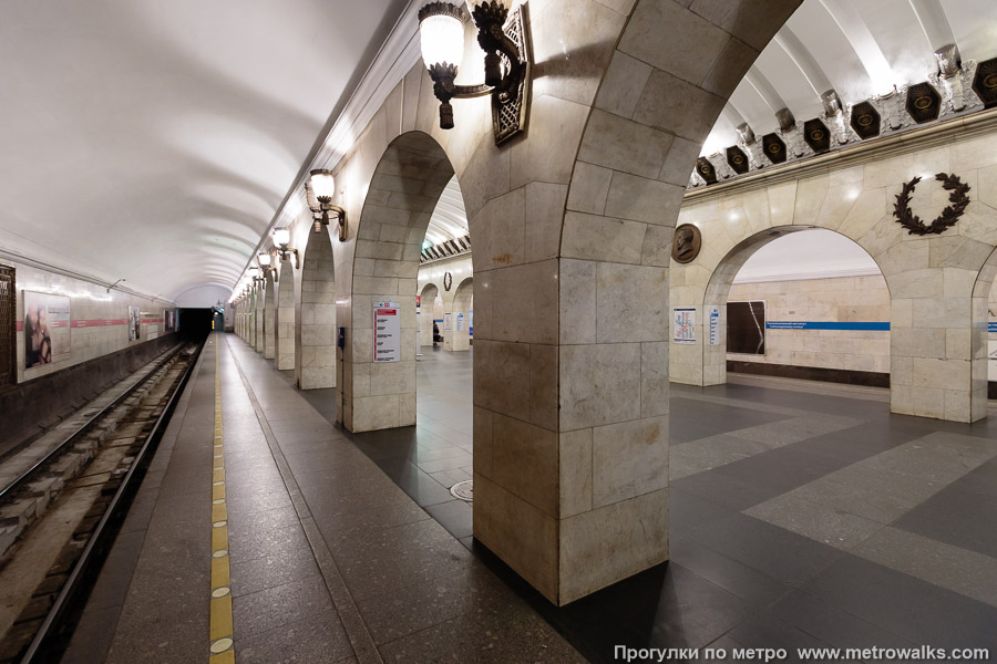 Станция Технологический институт (Кировско-Выборгская линия, Санкт-Петербург). Вид с края платформы по диагонали на противоположную сторону сквозь центральный зал.