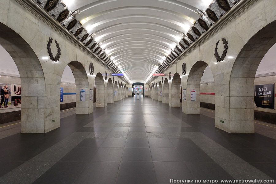 Станция Технологический институт (Московско-Петроградская линия, Санкт-Петербург). Первый зал станции, колонный. Продольный вид.