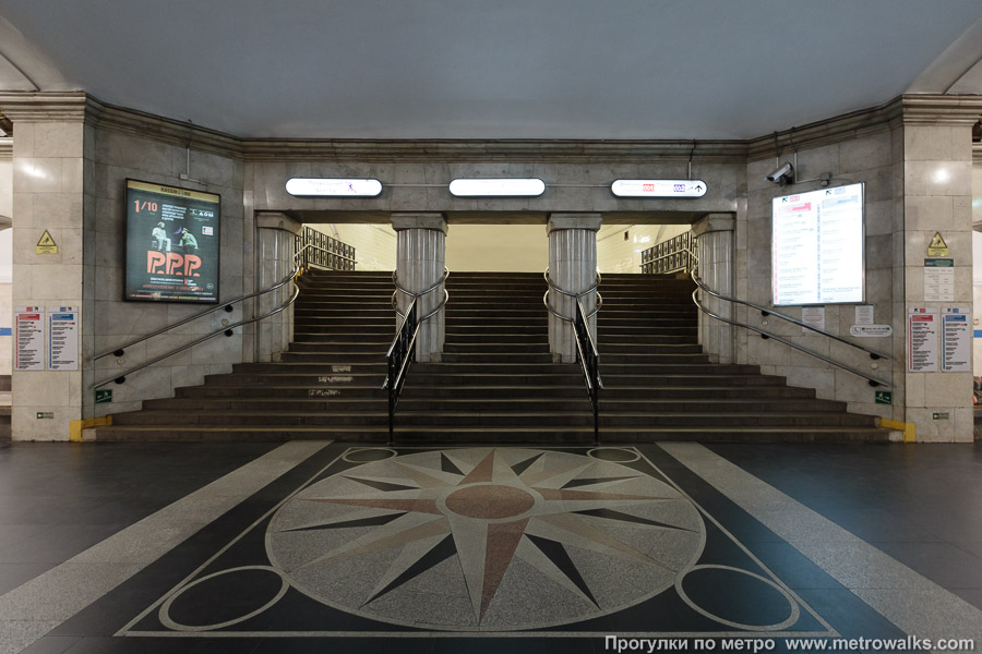 Станция Технологический институт (Московско-Петроградская линия, Санкт-Петербург). Около перехода во второй зал станции. Общий вид.