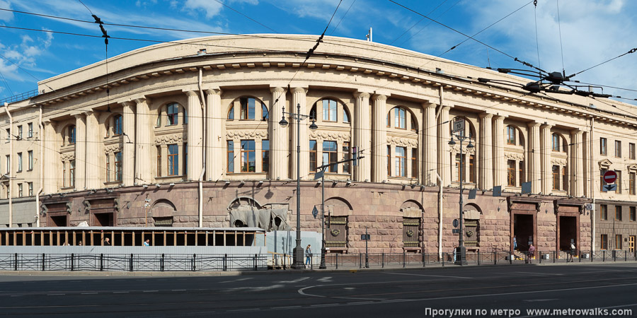 Станция Технологический институт (Кировско-Выборгская линия, Санкт-Петербург). Наземный вестибюль станции встроен в здание управления Петербургского метрополитена.