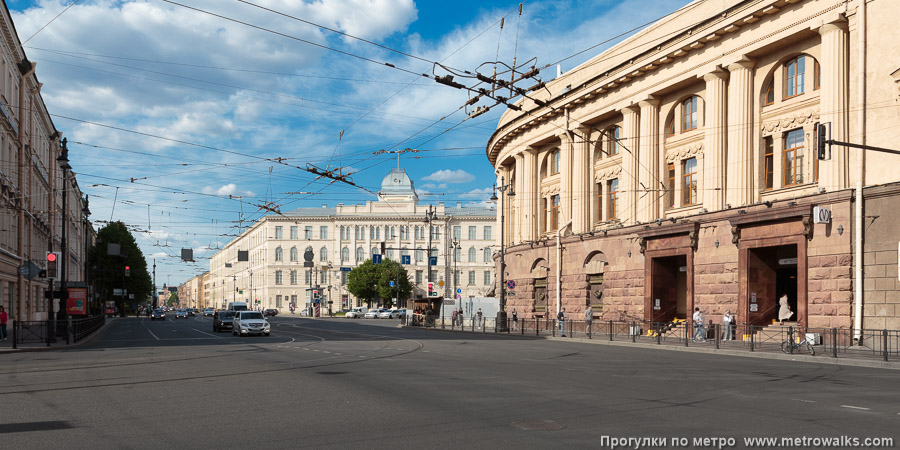 Станция Технологический институт (Московско-Петроградская линия, Санкт-Петербург). Общий вид окрестностей станции. Московский проспект, налево — 1-я Красноармейская улица, справа на заднем плане — Загородный проспект.